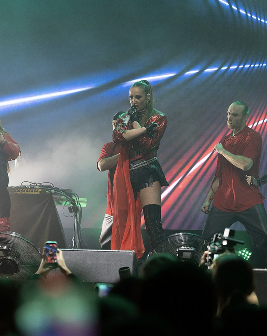 Новый год, подарки и курьёзы: звёзды делятся планами на новогодние праздники