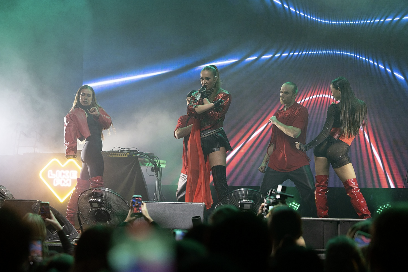 Новый год, подарки и курьёзы: звёзды делятся планами на новогодние праздники