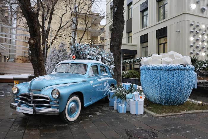 Жирафы, лошади и гигантские снежные шары украсили поликлиники Москвы к Новому году