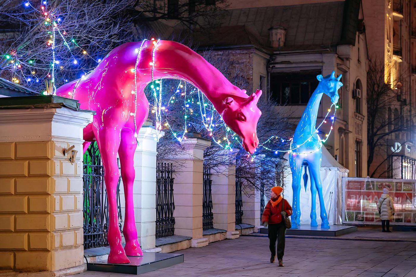 В Сети москвичи предположили, что украшать Филатовскую больницу гирляндами жирафы пришли из зоопарка по соседству.