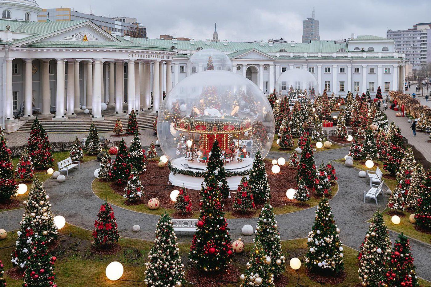 Под гигантским куполом оказались не только карусели, но и красавица-ёлка.