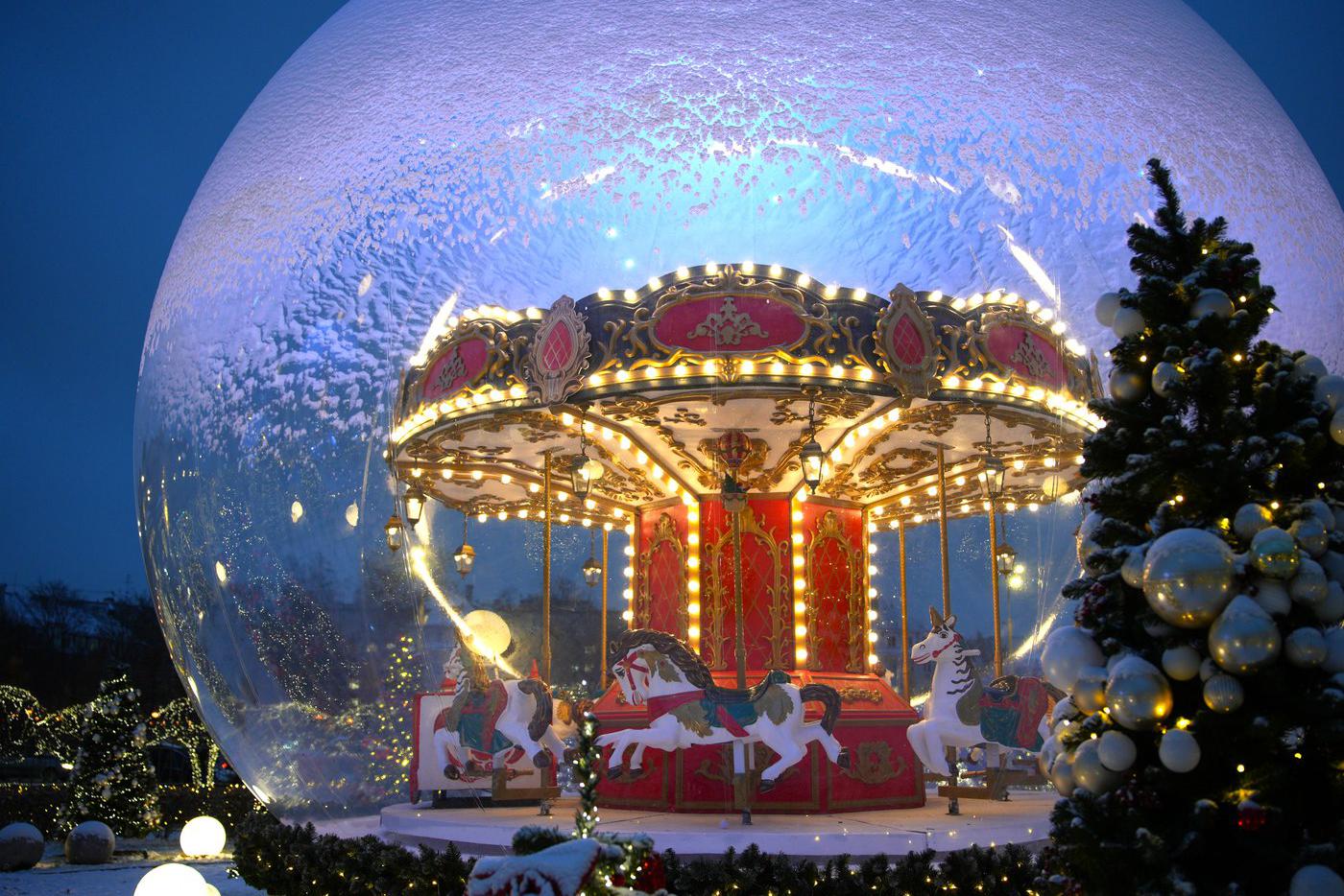 Большущий шар, видимо, обронил Дед Мороз-великан.