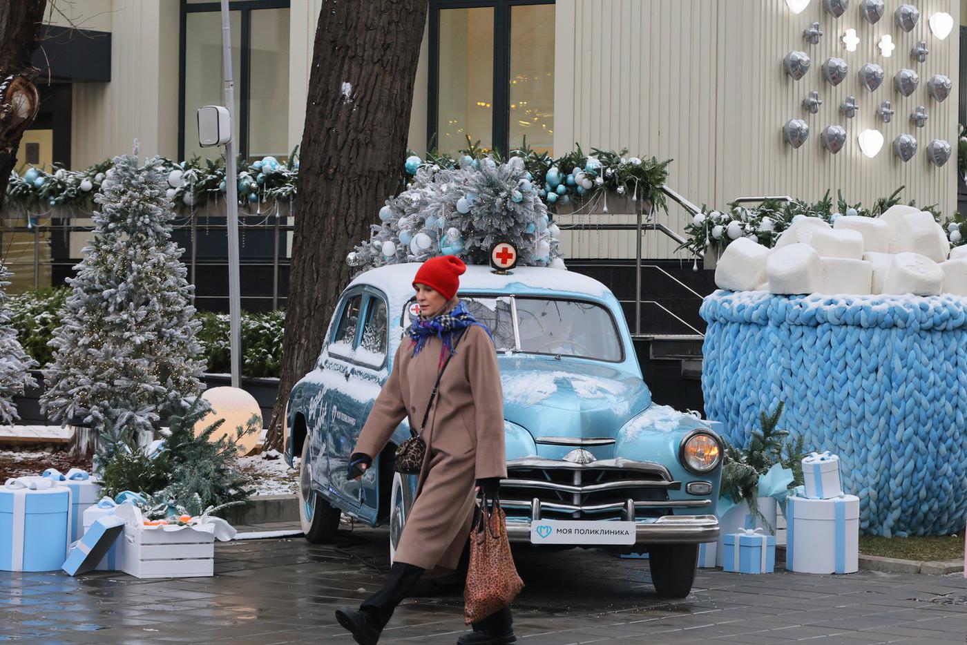 Ещё более новогодней атмосферу делает только что выпавший снежок.