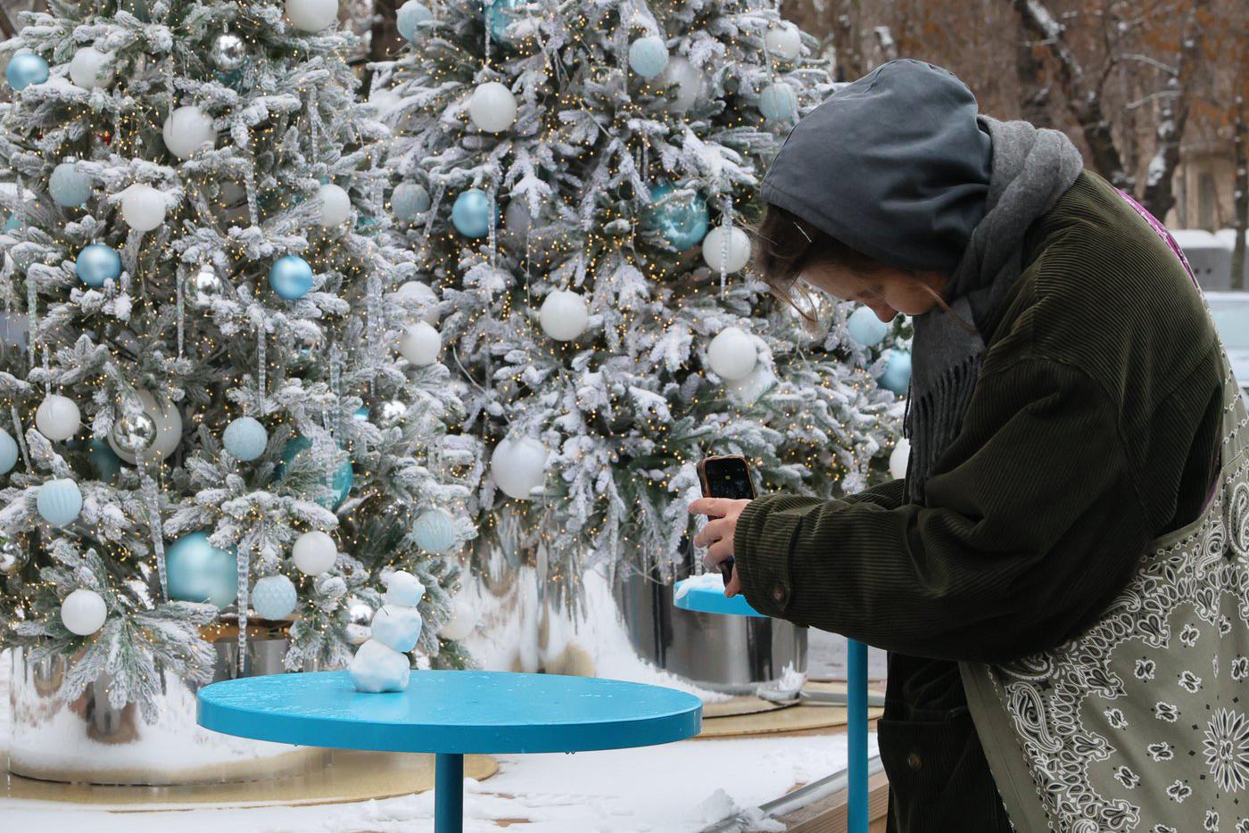Маленький снеговичок охраняет инсталляцию.