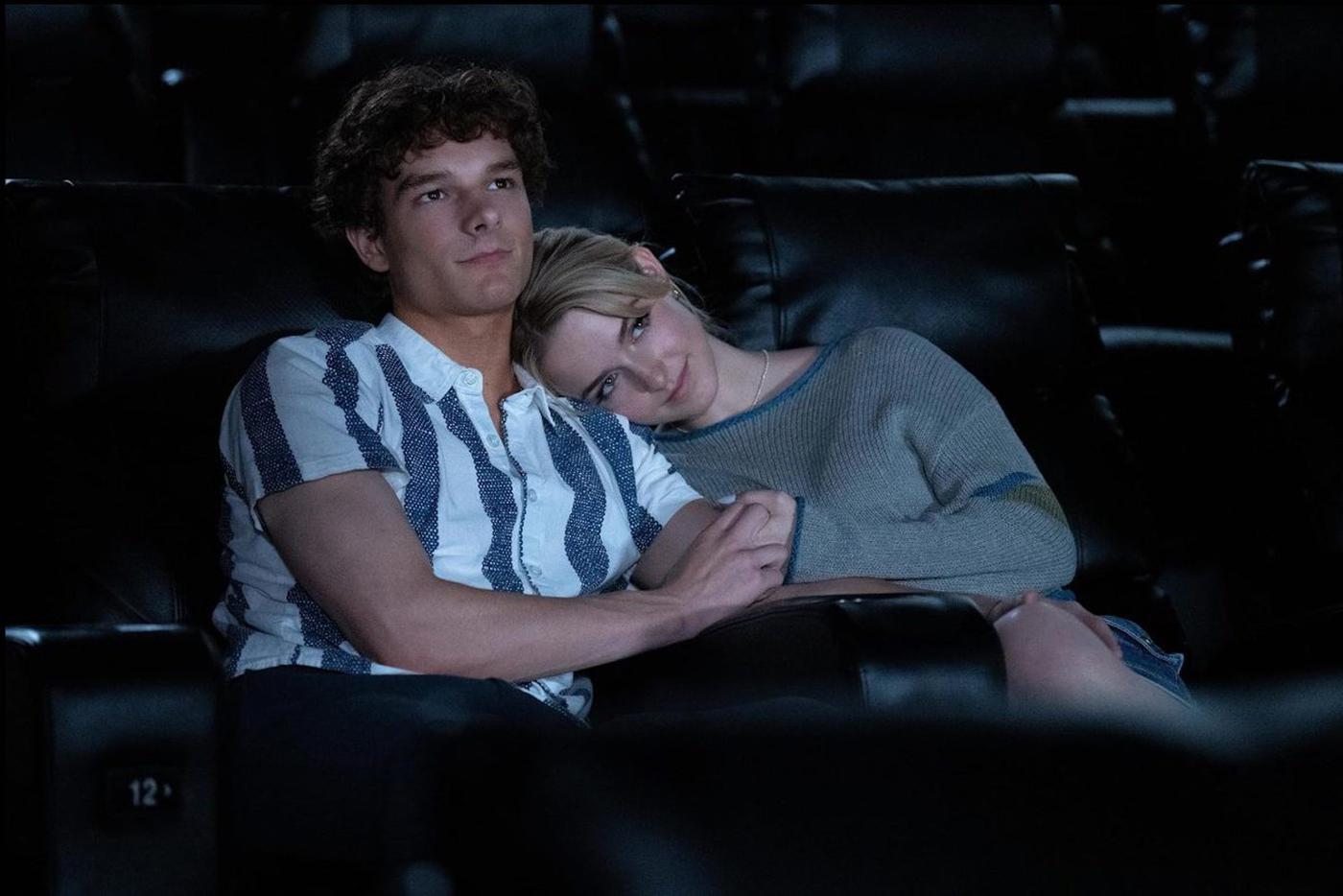 Клара (Уилла Фицджералд), недолго погоревав об отце и тётке, сбегает с похорон, как только на горизонте появляеося Миллер (Мэйсон Темз).