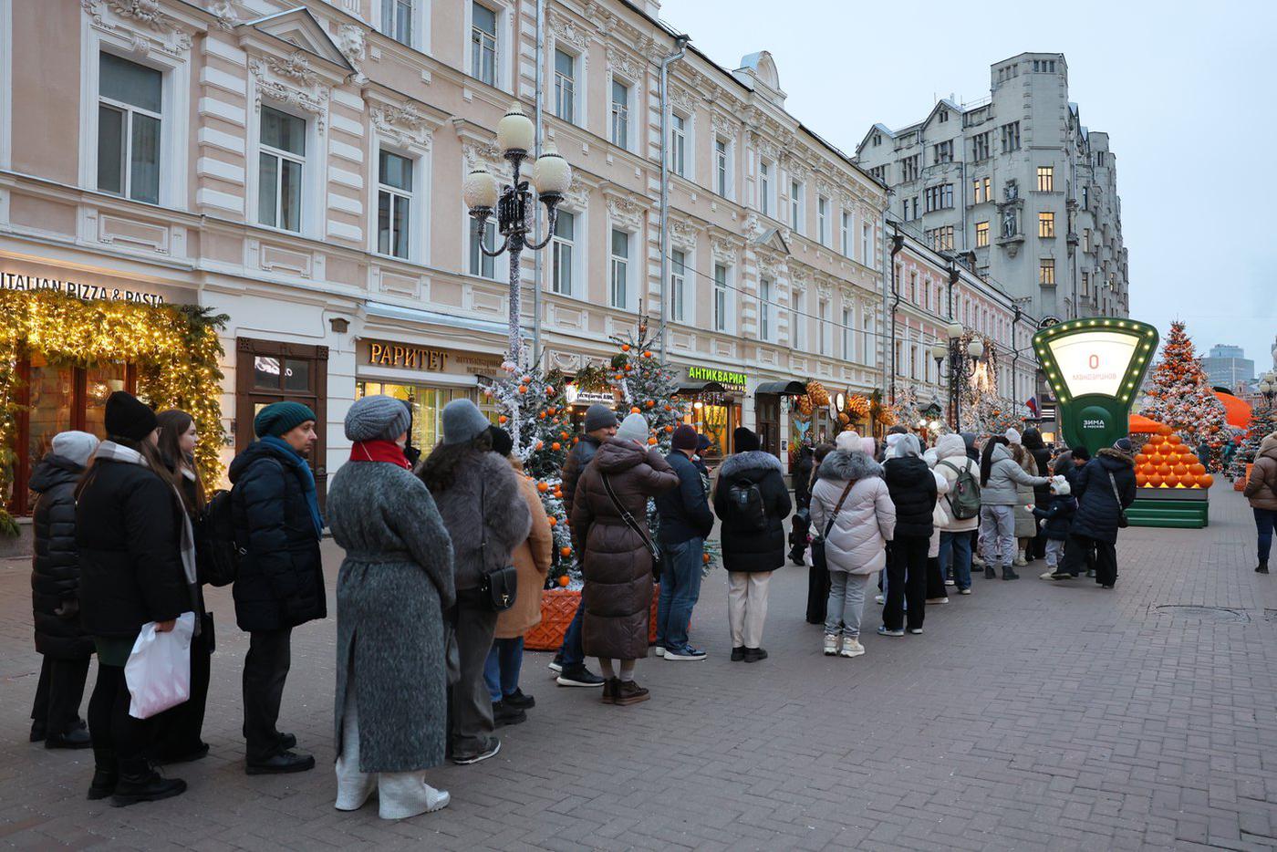 Ближе к вечеру людей в очереди заметно прибавилось.
