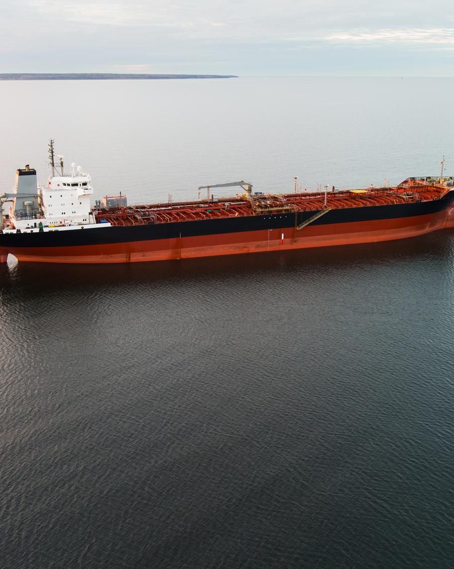 Зеленский идёт на выборы, в Чёрном море подбит очередной танкер: хроника очередных событий украинского кризиса