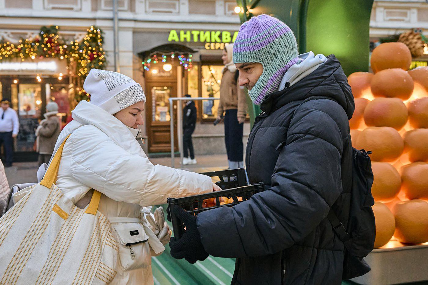 На Арбате даже бесплатно раздавали настоящие апельсины.