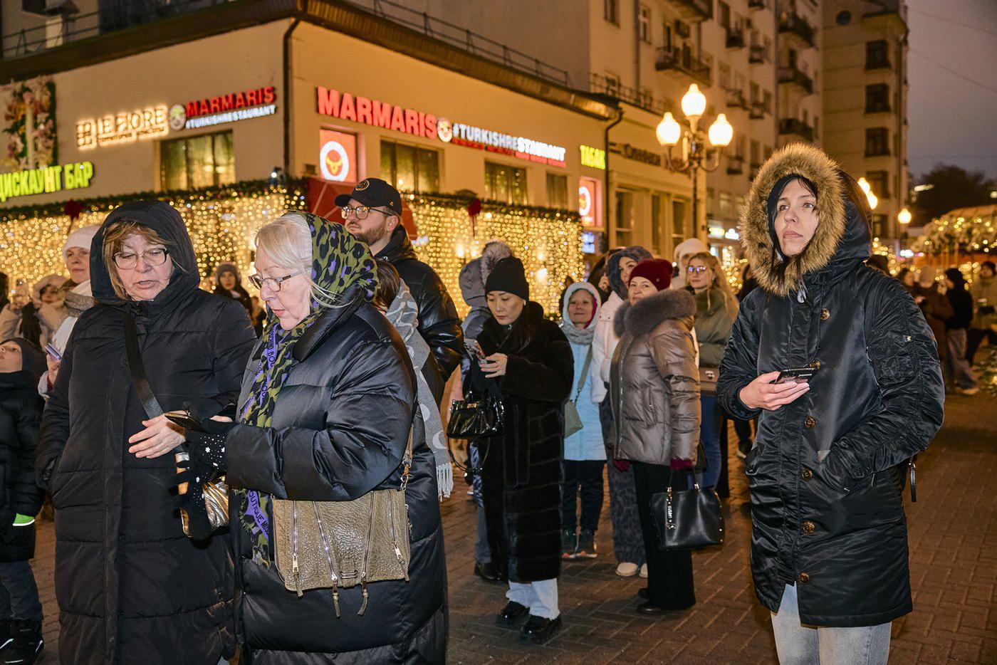 Люди в очереди настроены дружелюбно.