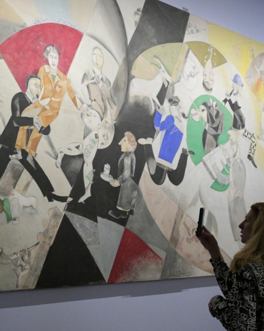 Художник рассказывает о своих работах на выставке "Марк Шагал. Радость земного притяжения"