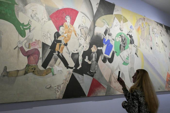 Художник рассказывает о своих работах на выставке "Марк Шагал. Радость земного притяжения"