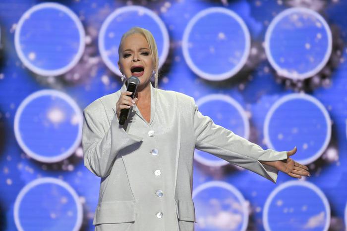 Ларису Долину прилюдно прижали к стене вопросом в лоб про аферу с квартирой