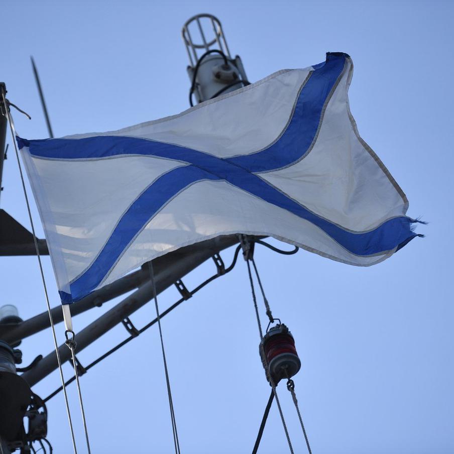 В России 11 декабря отмечают День Андреевского флага. Ежегодно 11 декабря в России чествуют Андреевский флаг, символ отечественного флота. Этот день посвящён истории корабельного знамени и мужеству моряков, служащих под его защитой