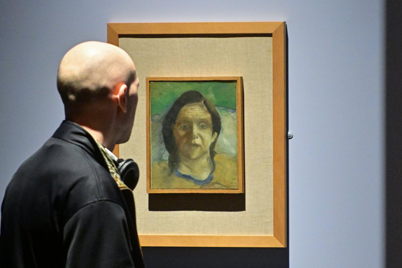 Портрет матери художника на выставке.