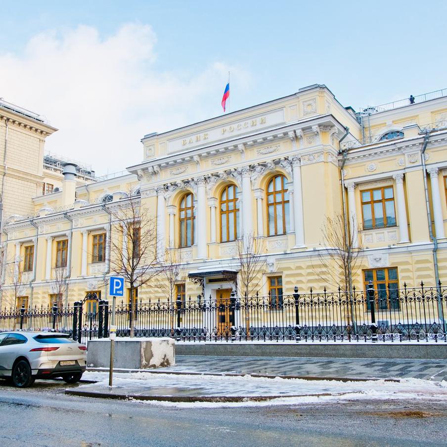 ЦБ представил предложения по регулированию криптовалют: закон могут принять в 2026 году. Банк России подготовил предложения по регулированию рынка криптовалют, включая переходные периоды для легализации участников. Закон планируют принять в 2026 году, а ответственность за нелегальные операции может наступить с середины 2027 года