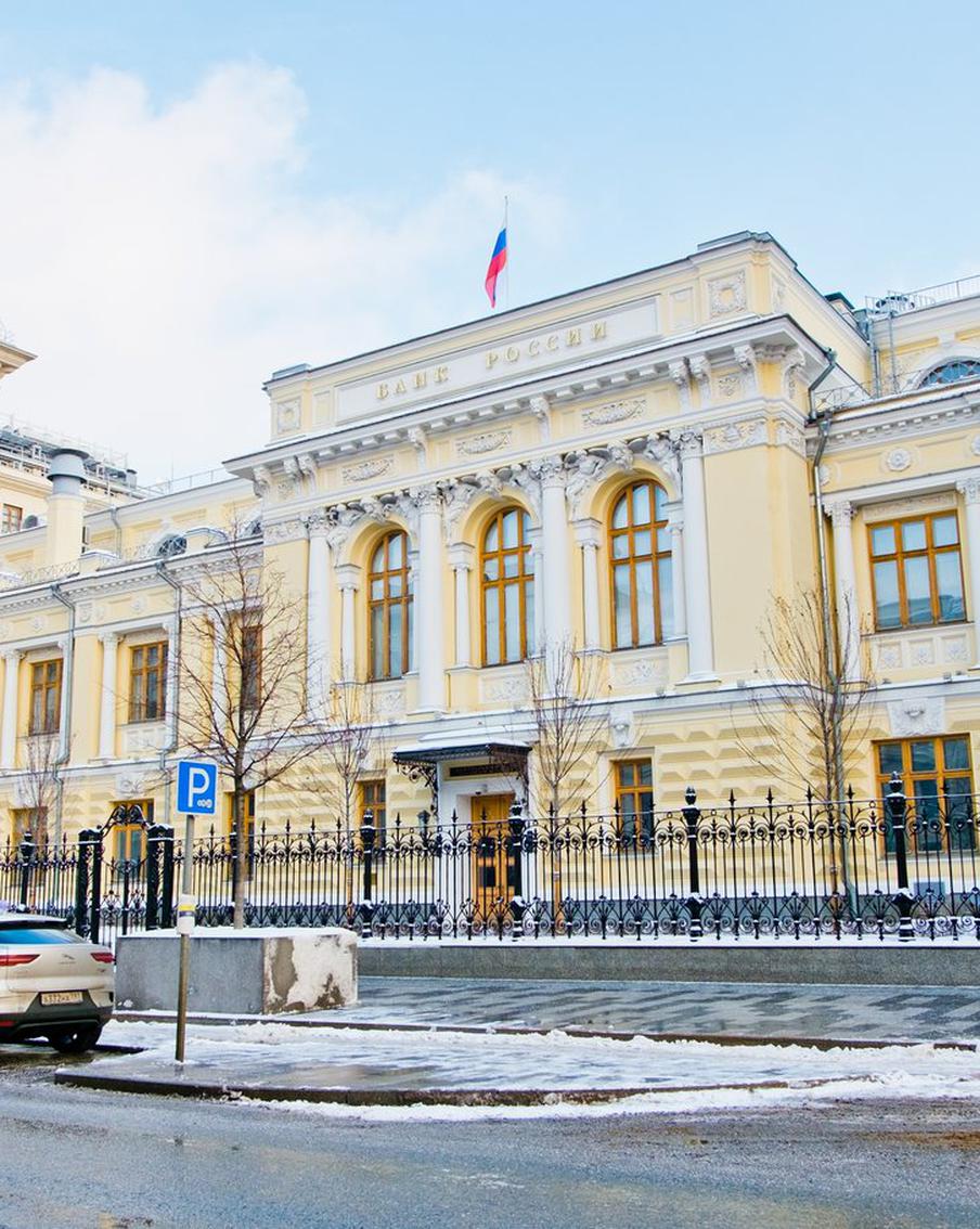 ЦБ представил предложения по регулированию криптовалют: закон могут принять в 2026 году. Банк России подготовил предложения по регулированию рынка криптовалют, включая переходные периоды для легализации участников. Закон планируют принять в 2026 году, а ответственность за нелегальные операции может наступить с середины 2027 года