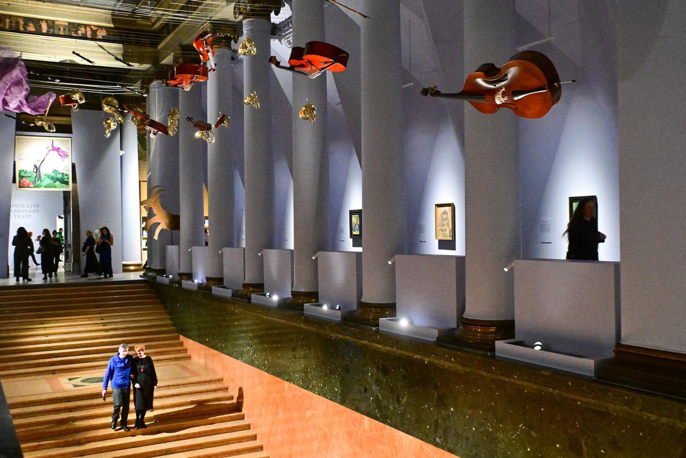 На выставке "Марк Шагал. Радость земного притяжения".