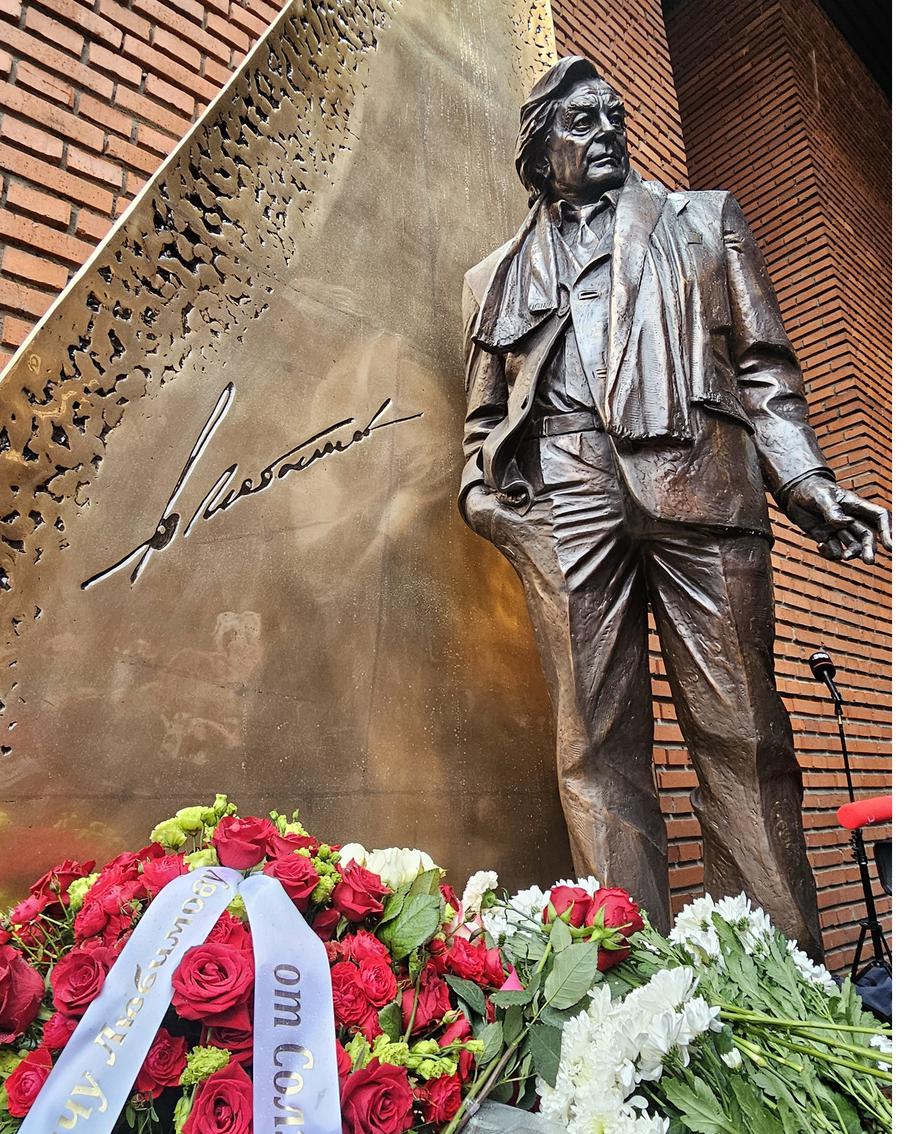 Юрий Любимов в виде бронзового памятника теперь встречает зрителей Театра на Таганке.