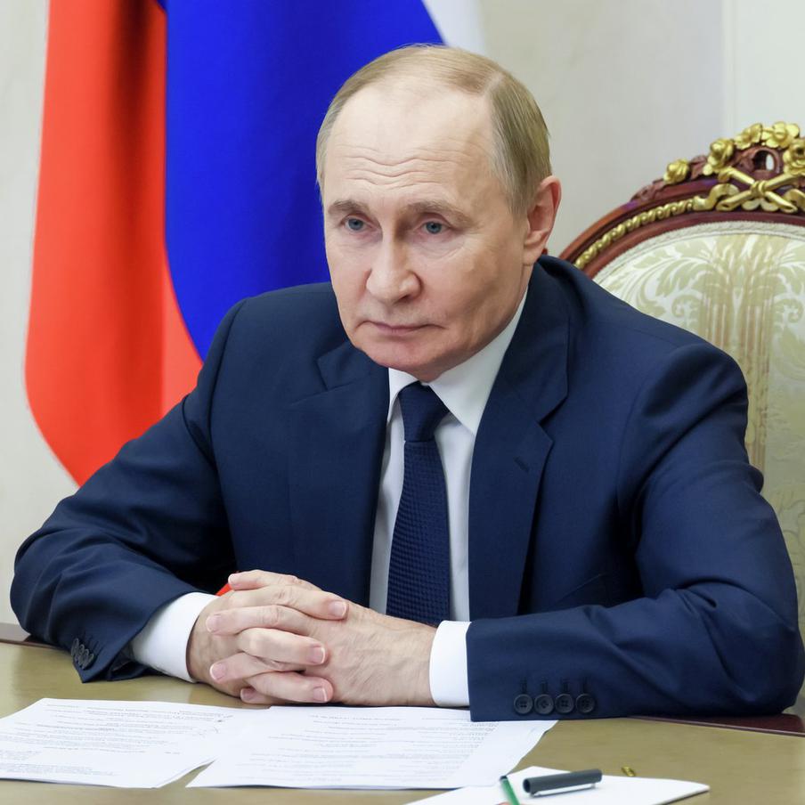 Путин сообщил о росте зарплат бюджетников и индексации пенсий в 2025 году. На совещании по экономике президент России Владимир Путин представил ключевые решения о поддержке семей, росте доходов россиян и повышении пенсий. Глава государства подчеркнул, что экономика высоких зарплат должна стать стандартом для страны