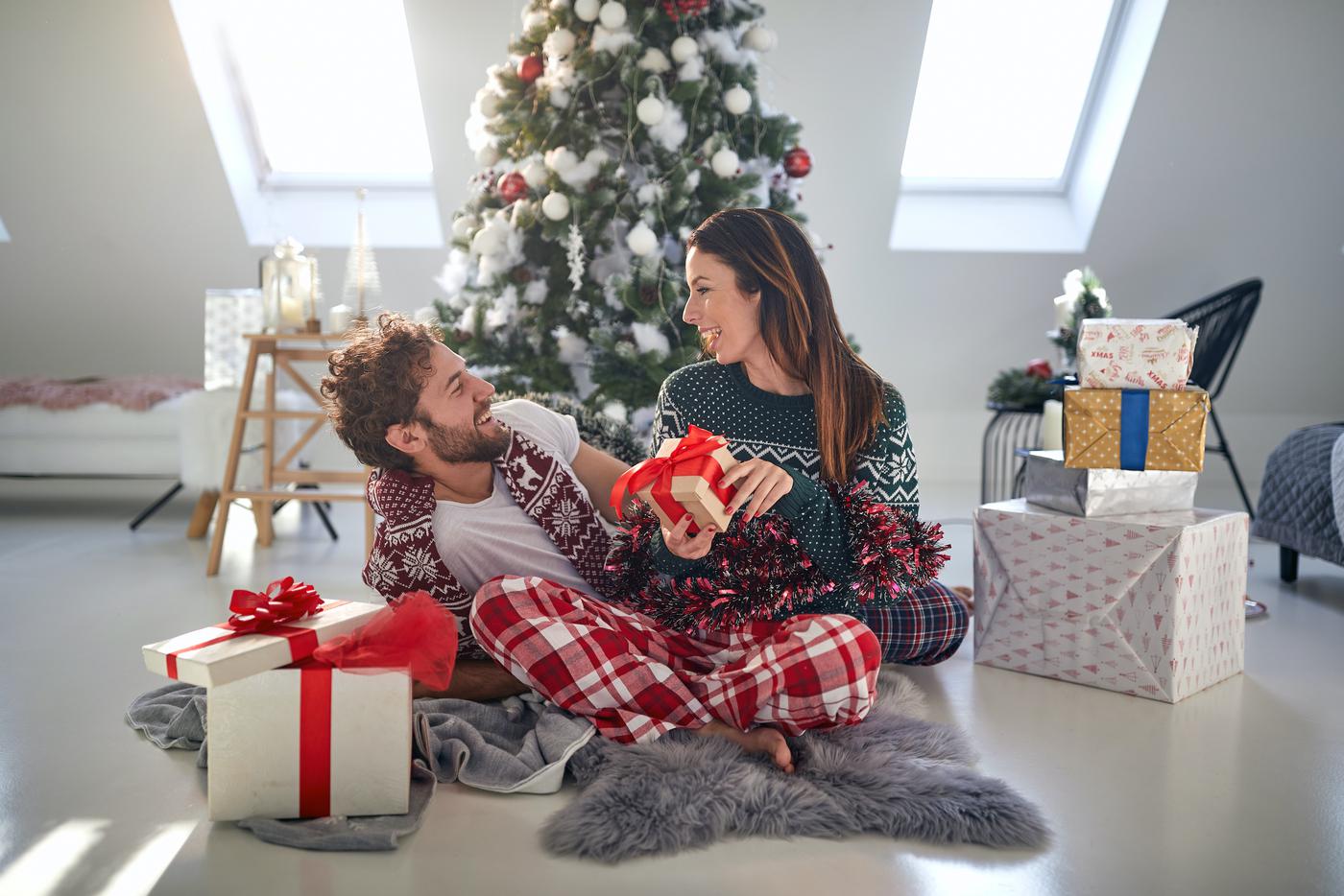 Что подарить на Новый год – 2026: стильные идеи для всей семьи и близких