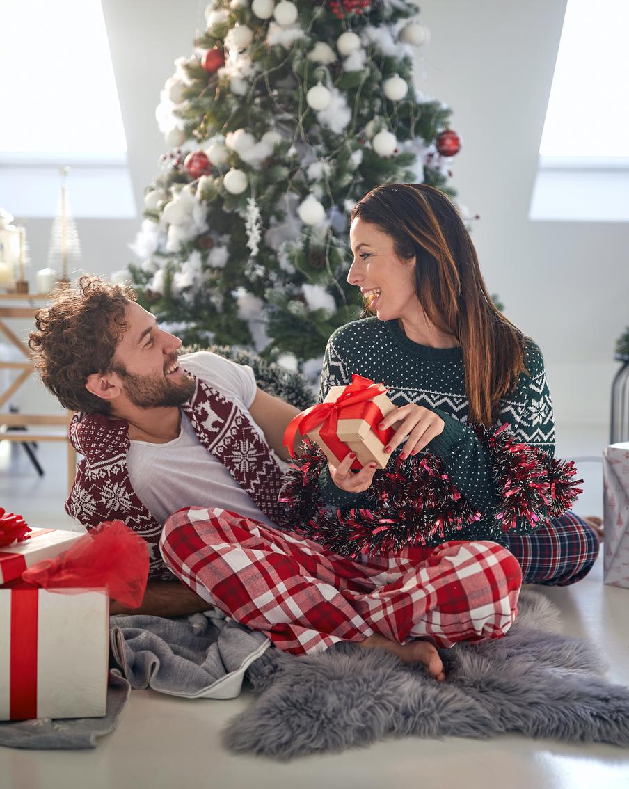 Лучшие подарки на Новый год – 2026: идеи для неё, него, родителей и друзей