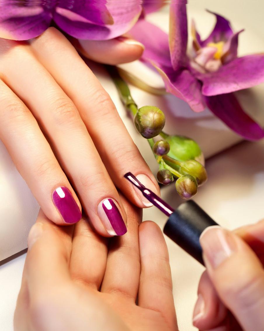 "От ресниц и бровей отказалась, маникюр делаю сама": почему бьюти-индустрия в Москве бьёт тревогу