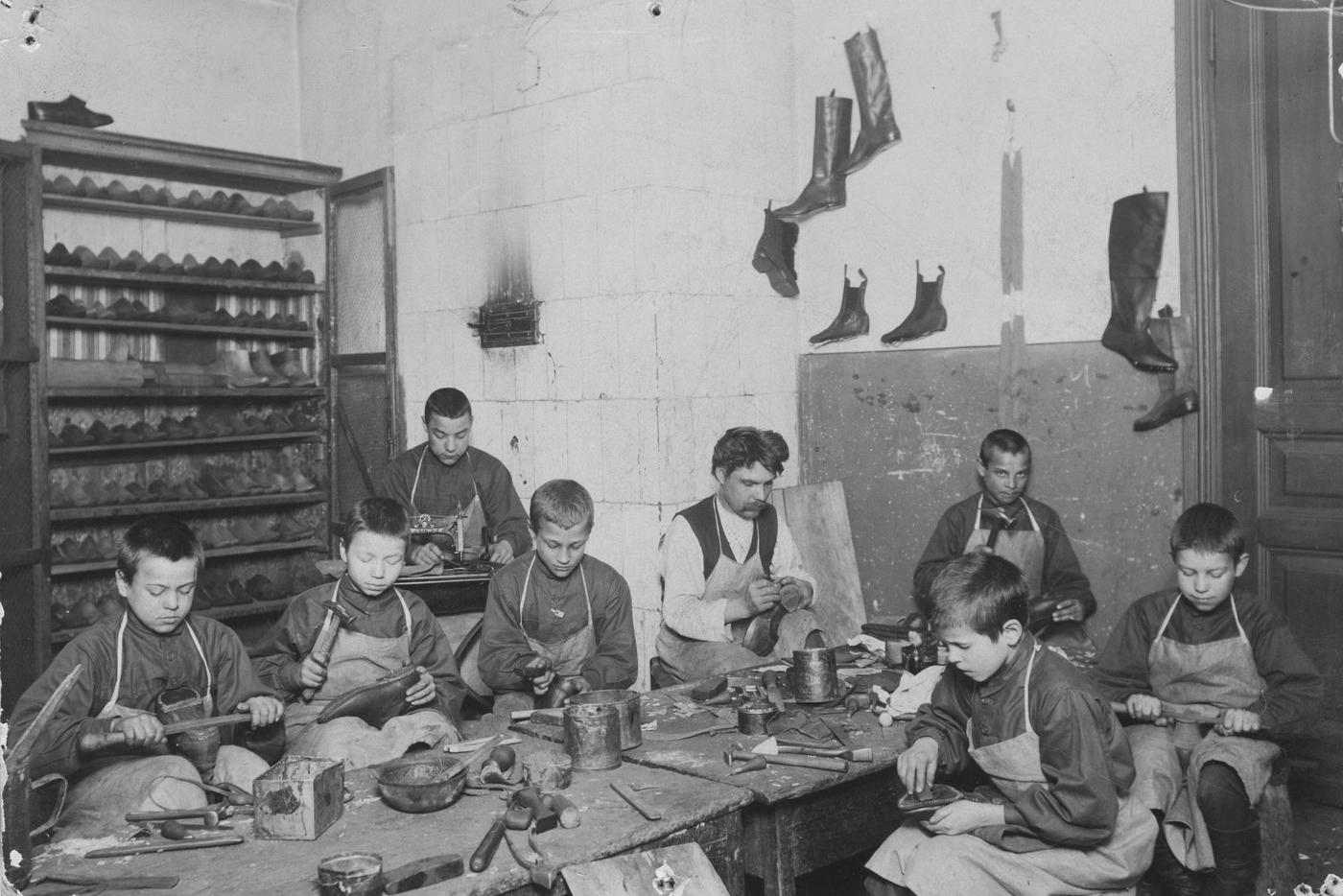 Долгоруковское ремесленное училище,
сапожная мастерская. 1900-е гг.