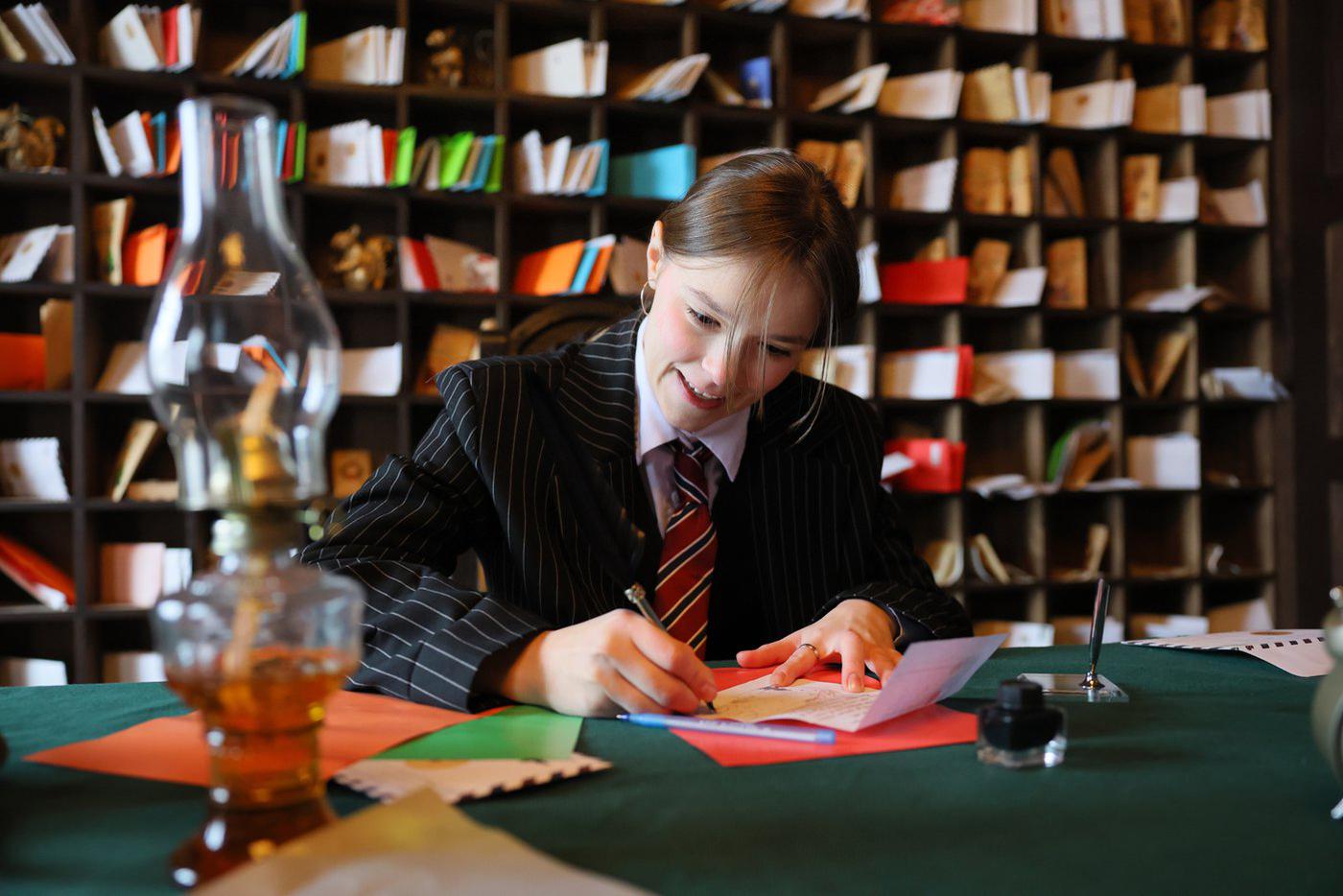 Письма ребят читала одна из помощниц Деда Мороза.