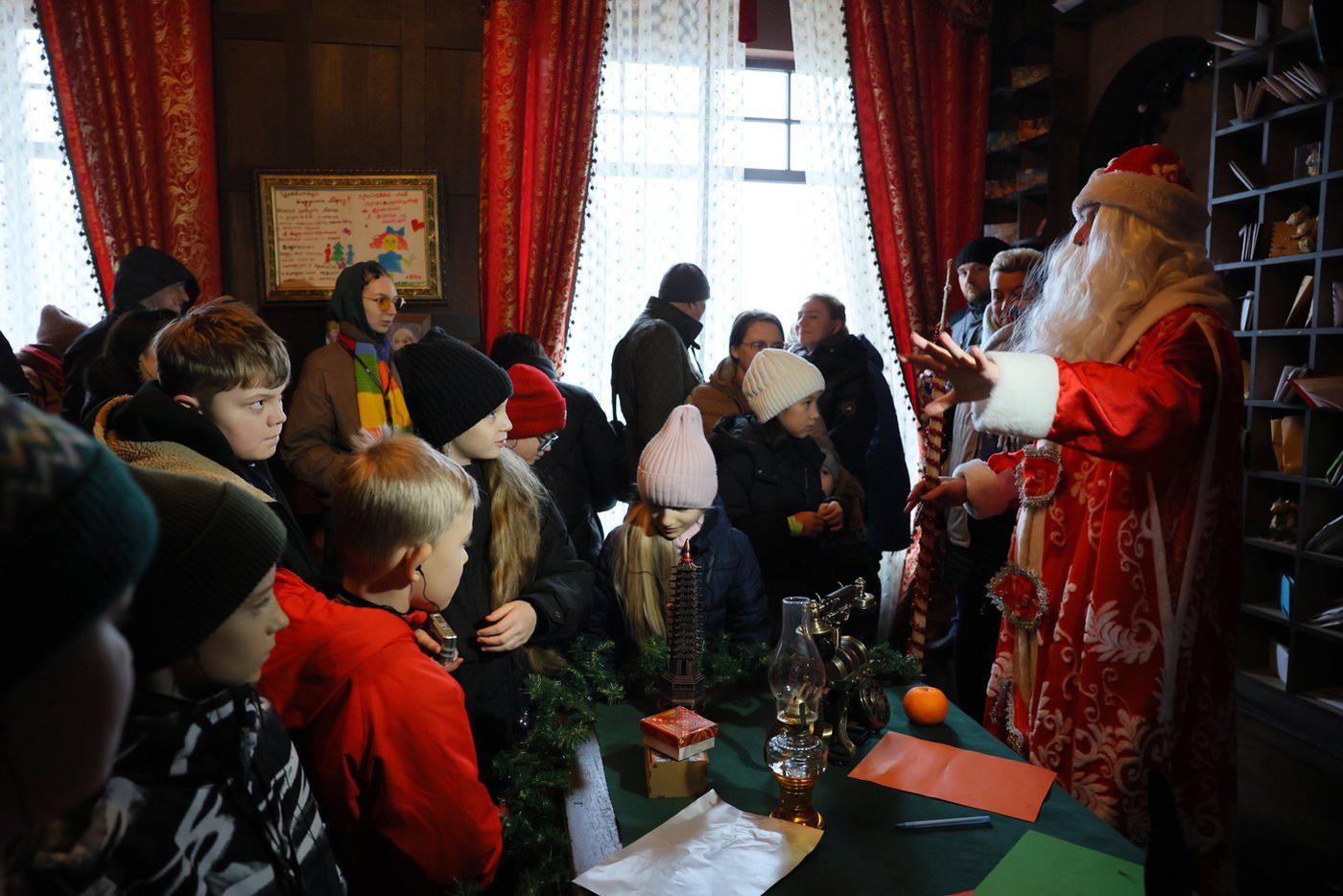 Дед Мороз был настолько обаятельным, что  дети не боялись его.  