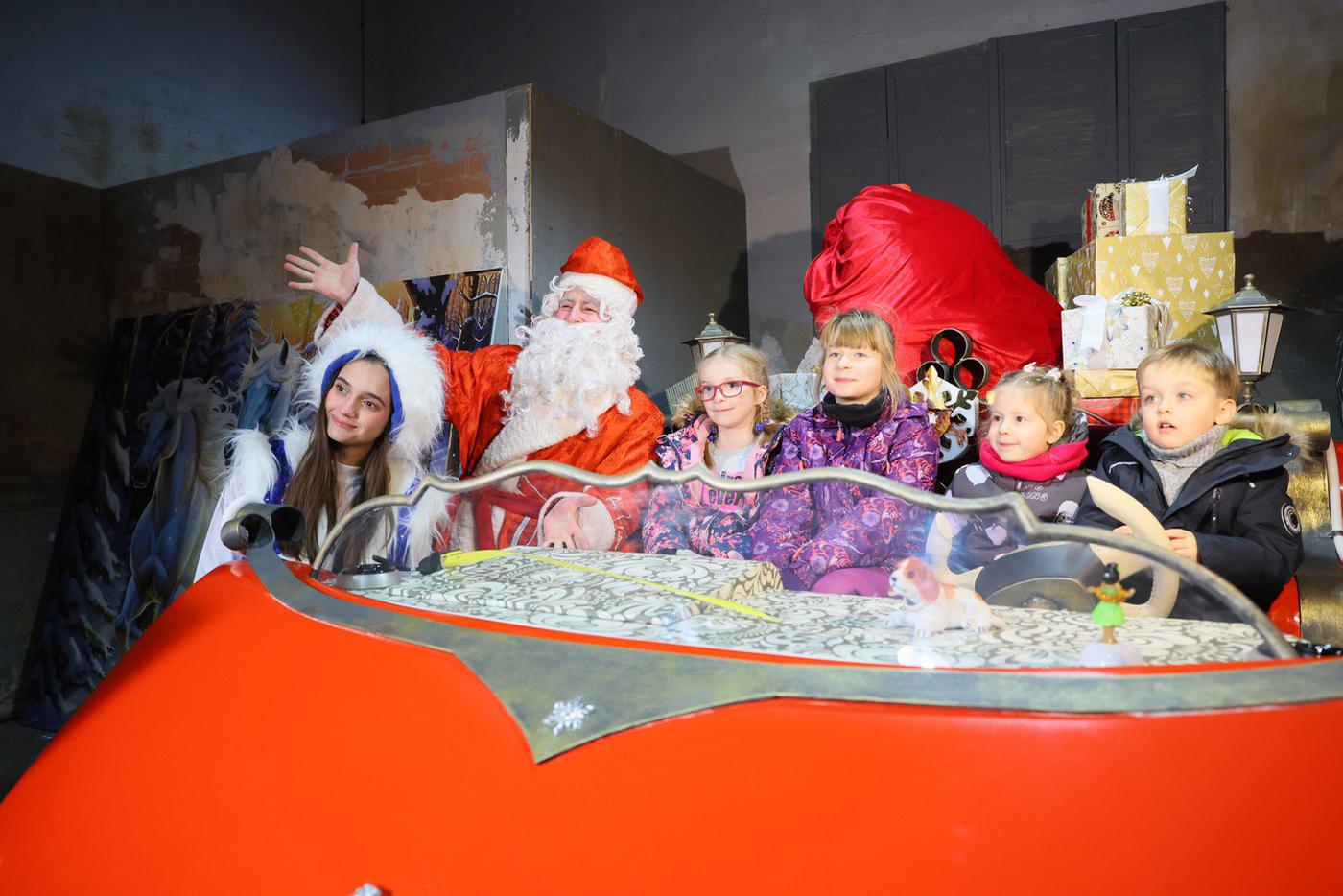 Посидеть в снегоходе с Дедом Морозом и получить фото на память!