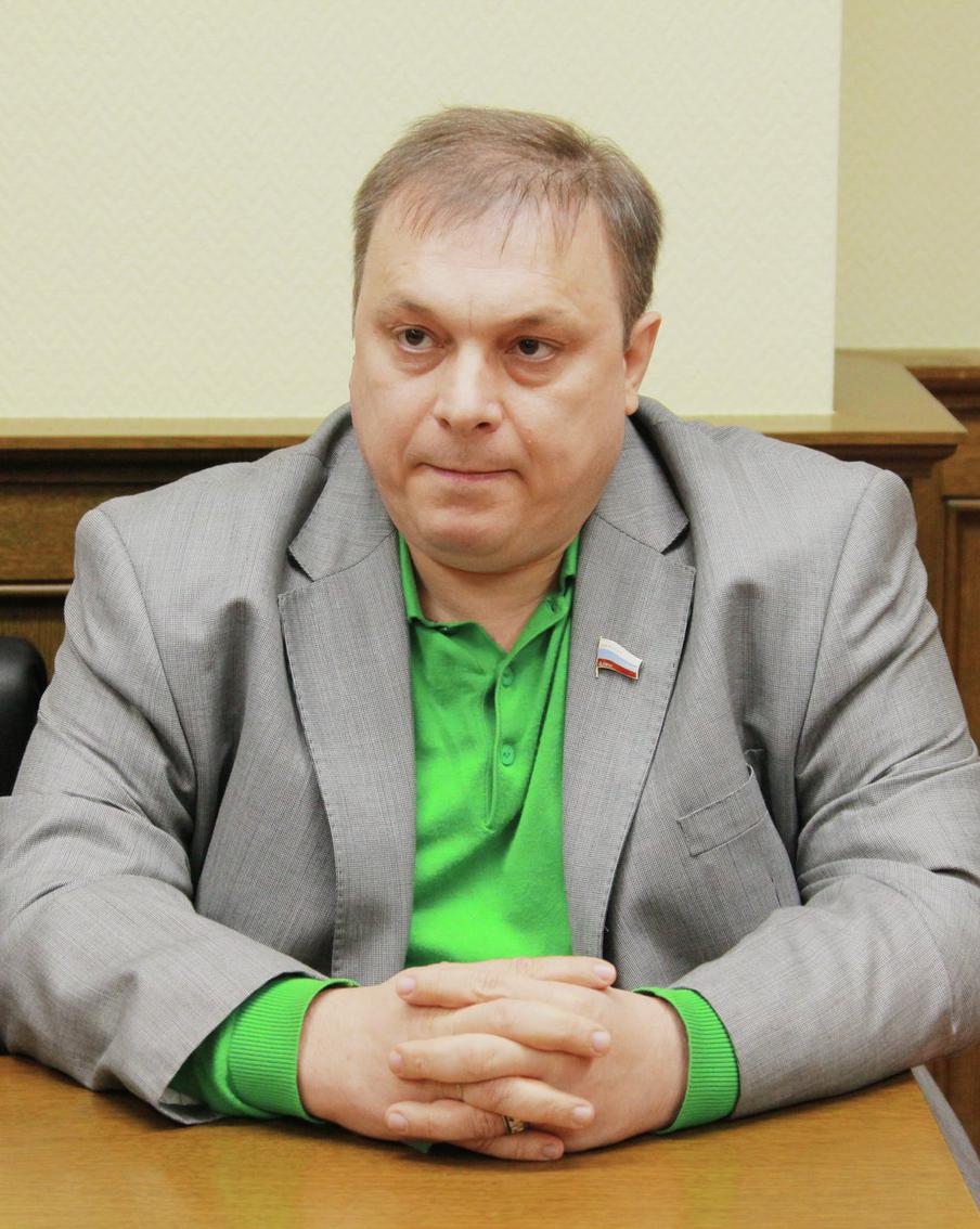 Андрей Разин уехал из России сразу после возбуждения уголовного дела. Продюсер Андрей Разин, обвиняемый в крупном мошенничестве, покинул Россию сразу после возбуждения уголовного дела. Его местонахождение, по данным источников, штат Флорида, а сам он объявлен в розыск