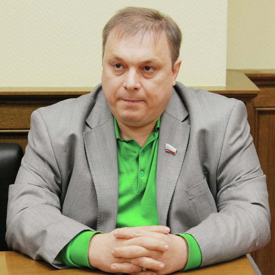 Андрей Разин уехал из России сразу после возбуждения уголовного дела. Продюсер Андрей Разин, обвиняемый в крупном мошенничестве, покинул Россию сразу после возбуждения уголовного дела. Его местонахождение, по данным источников, штат Флорида, а сам он объявлен в розыск