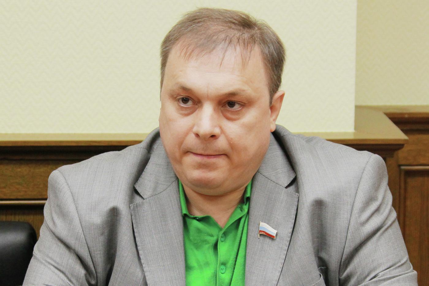 Продюсер "Ласкового мая" скрылся за границей после возбуждения уголовного дела