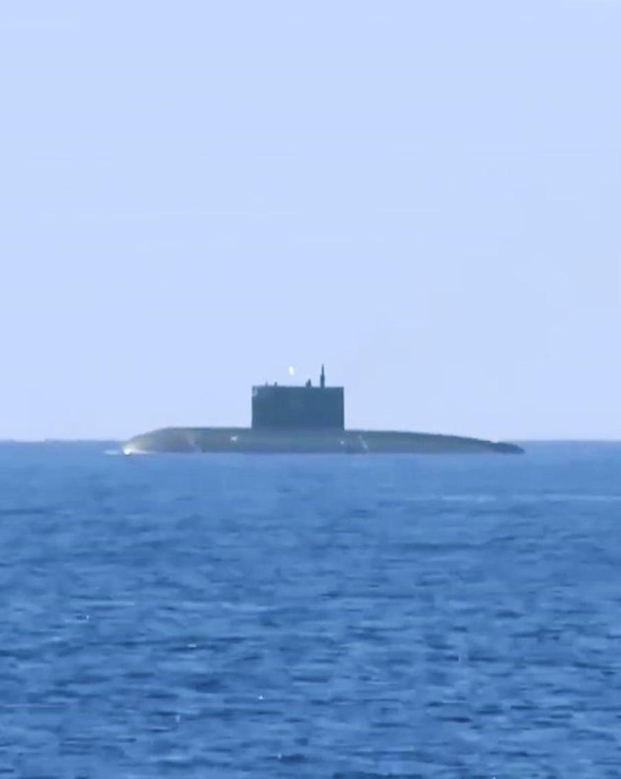 Британский флот сопровождал российскую подлодку в Ла-Манше. Военно-морские силы Великобритании в ходе трёхдневной операции сопровождали российскую подлодку "Краснодар" при её проходе через Ла-Манш, заявив, что действия проводились "для обеспечения безопасности и контроля британских вод"