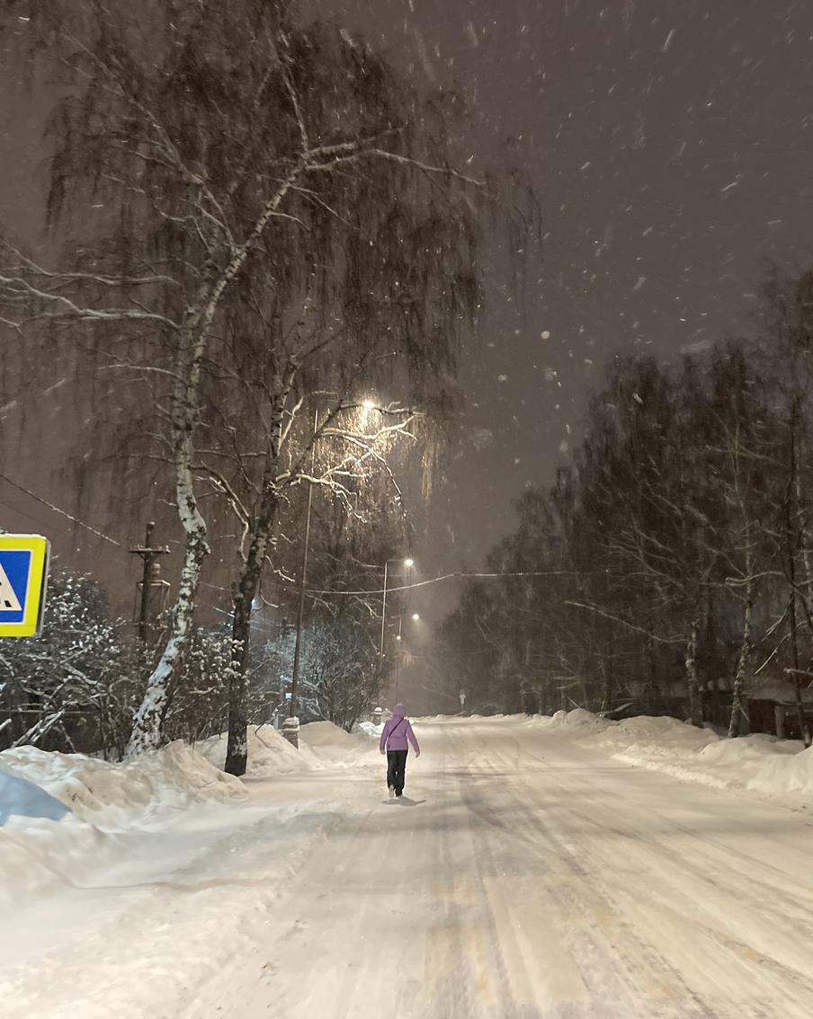 Синоптик рассказал, когда москвичам стоит ждать выпадения снега. В столице в пятницу ожидаются осадки, которые начнутся дождём и перейдут в мокрый снег. По словам Романа Вильфанда, на землю ляжет небольшой слой, а последующее похолодание может помочь ему удержаться