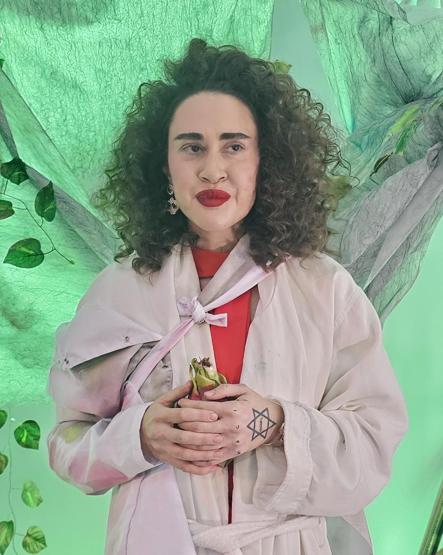 "Несколько лет не выходила из дома и была прикована к кровати": дочь Успенской сменила имя и начала рисовать