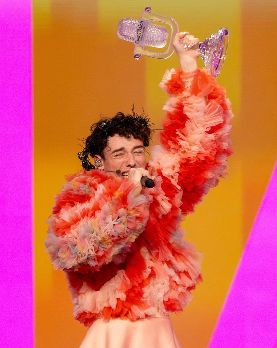 Победитель "Евровидения-2024" вернул награду из-за участия в конкурсе Израиля. Швейцарский певец Nemo, победивший на "Евровидении-2024", отказался от награды, протестуя против участия Израиля в конкурсе 2026 года, которое, по мнению артиста, противоречит идеалам фестиваля о достоинстве и инклюзивности