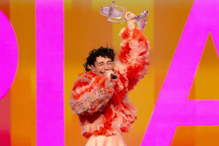 Nemo отказался от трофея "Евровидения" из-за допуска Израиля