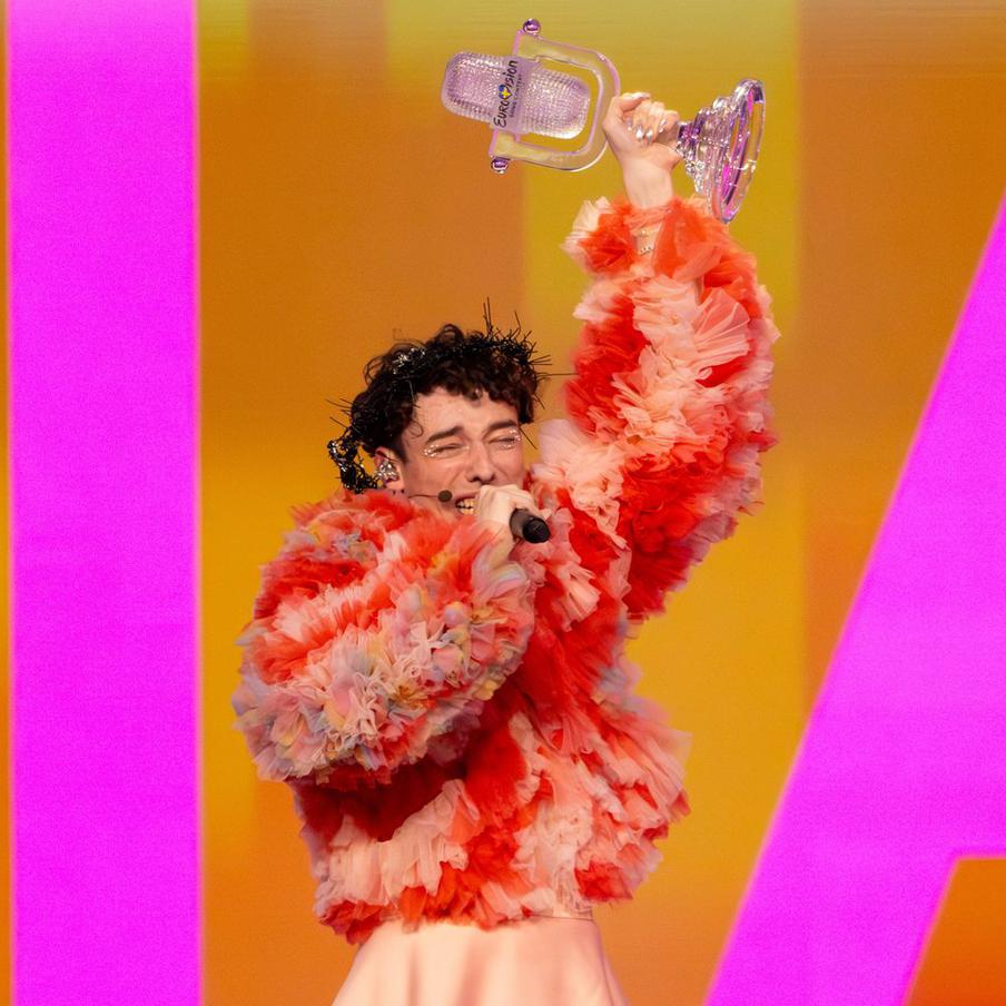 Победитель "Евровидения-2024" вернул награду из-за участия в конкурсе Израиля. Швейцарский певец Nemo, победивший на "Евровидении-2024", отказался от награды, протестуя против участия Израиля в конкурсе 2026 года, которое, по мнению артиста, противоречит идеалам фестиваля о достоинстве и инклюзивности