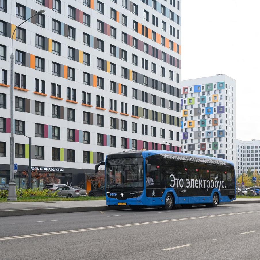 С начала года в Москве появилось 80 электробусных маршрутов. Москва активно развивает сеть экологичного наземного транспорта. Современные электробусы российского производства делают поездки ещё комфортнее для пассажиров с 2018 года