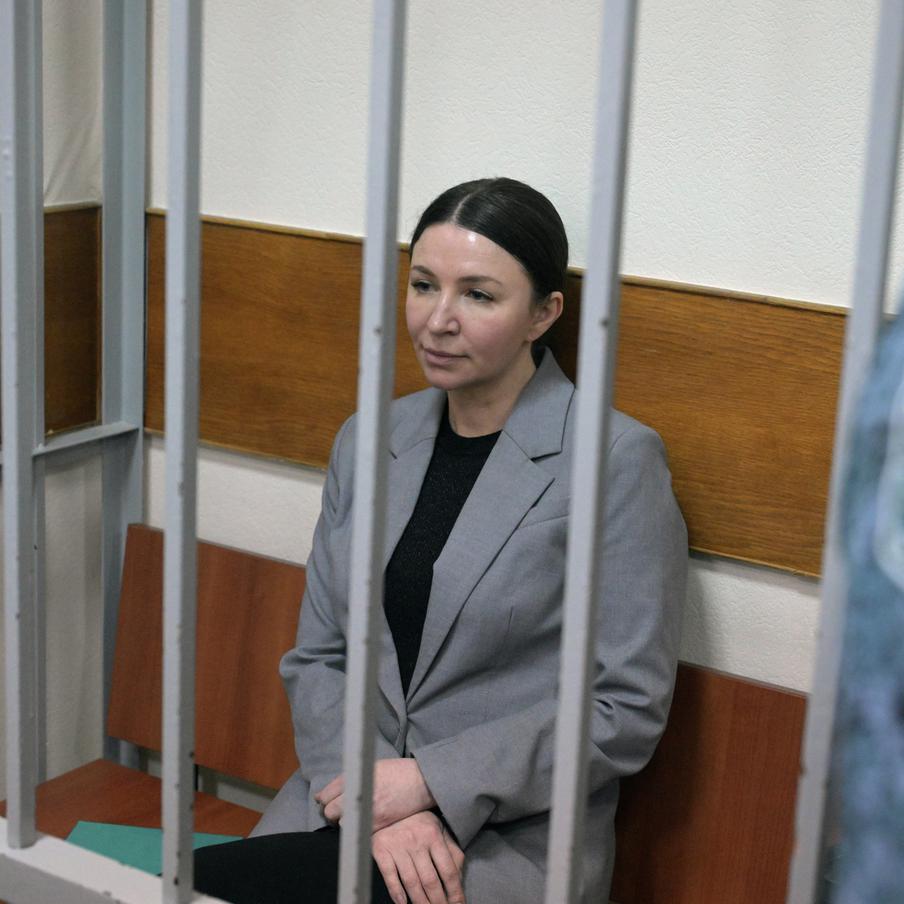 Елену Блиновскую направили в "привилегированный" отряд ИК-1 Владимирской области. Заключённая Елена Блиновская распределена в 10-й отряд женской ИК-1 Владимирской области, который считается привилегированным и отличается самой лёгкой работой для арестанток