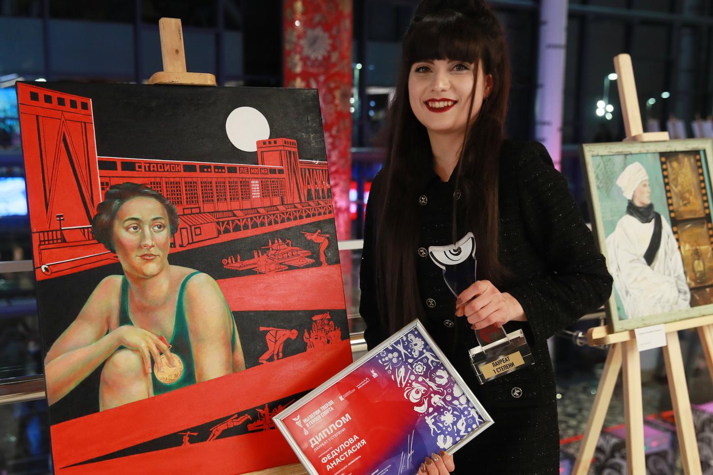 Анастасия возле своей работы.