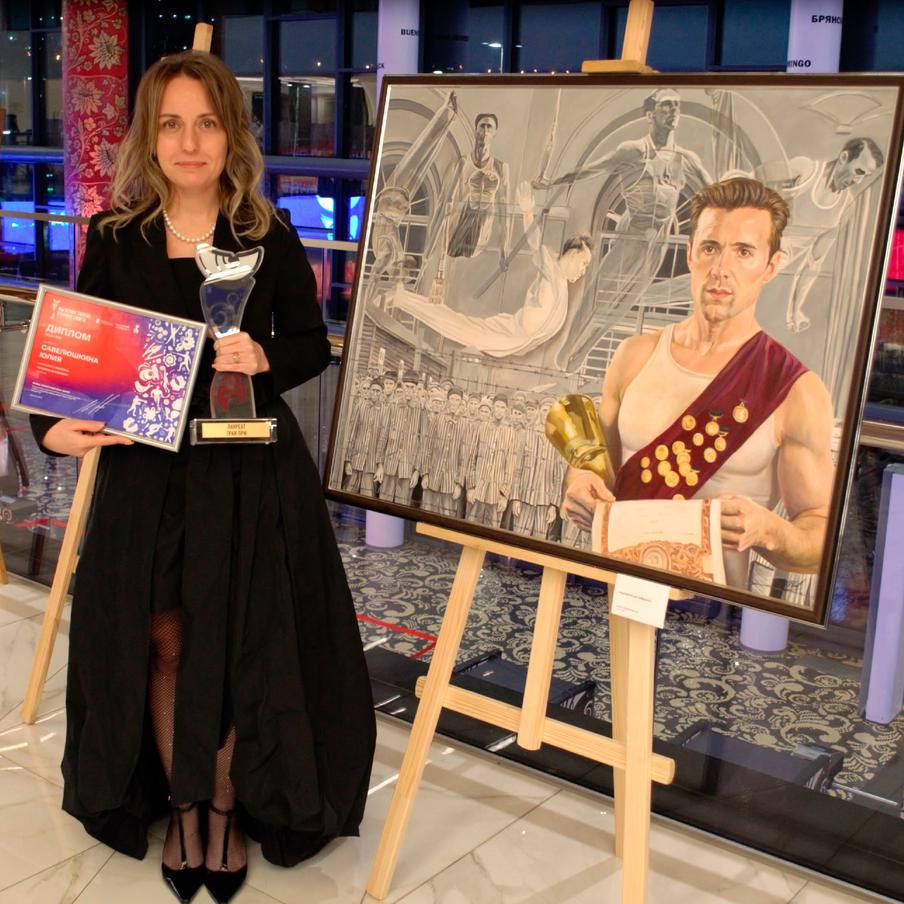 Юлия Савелюшкина возле своей работы.