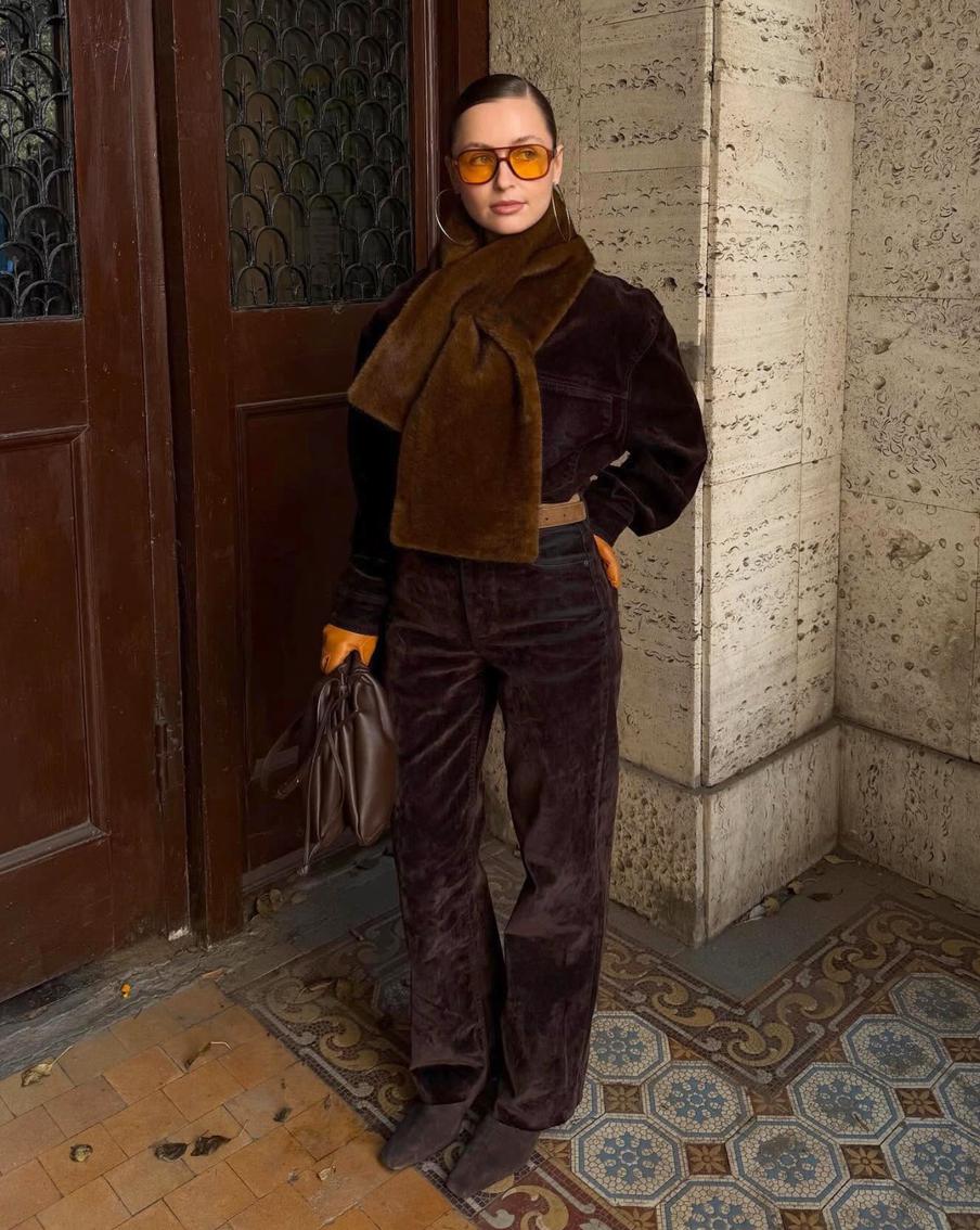 Велюровые брюки снова в моде: лучшие силуэты, оттенки и идеи стилизации