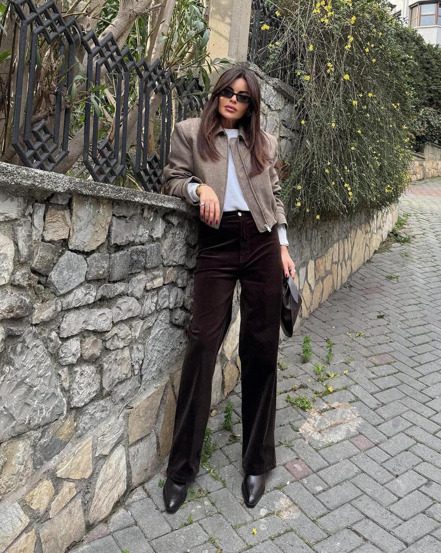 Выбирайте чуть расслабленные модели, чтобы ткань играла на свету.