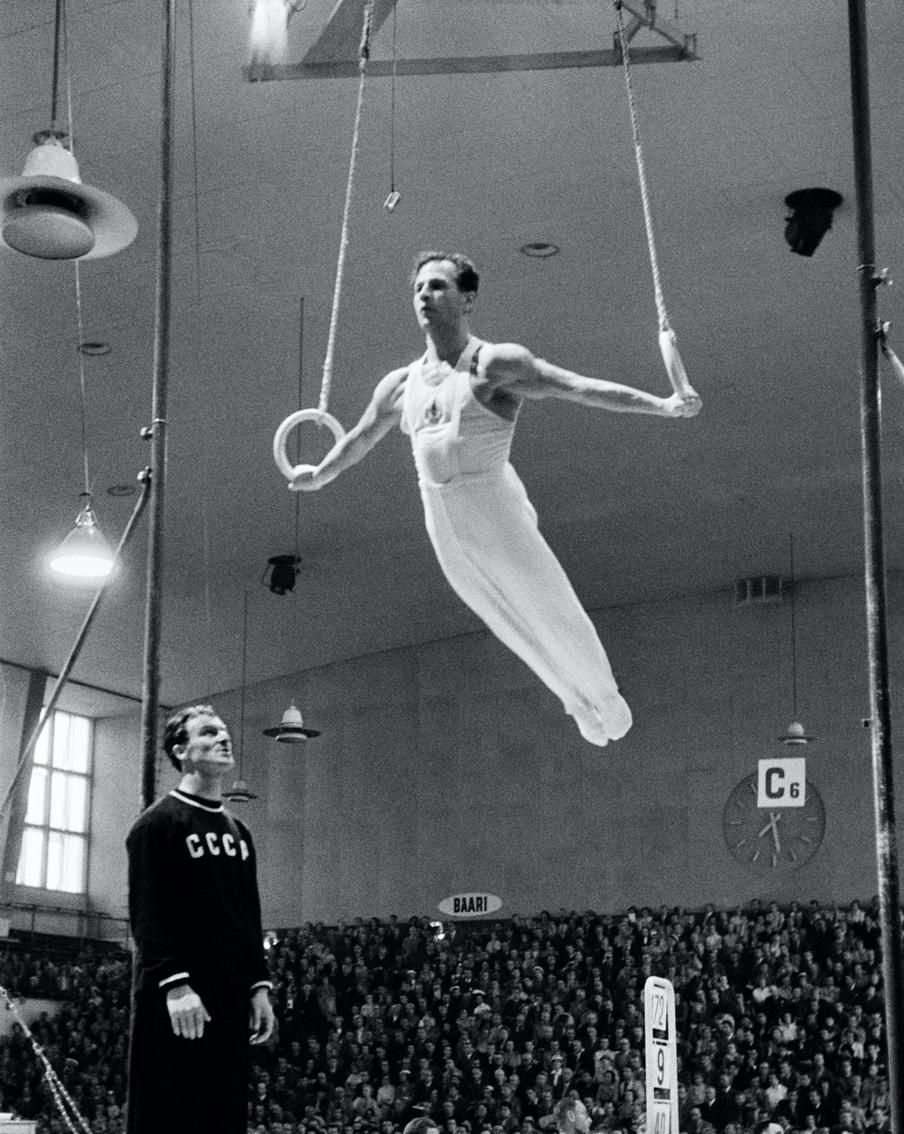 Виктор Чукарин выполняет упражнения на кольцах, 1952 год.