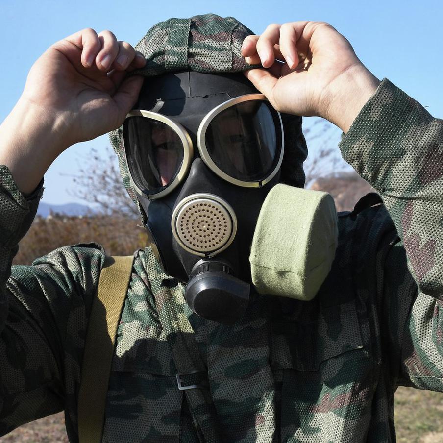 ВС РФ заявили о более чем 600 случаях применения Киевом химоружия. Российские войска РХБЗ заявили о более чем 600 задокументированных случаях применения Киевом химических средств и токсичных веществ в зоне спецоперации. Минобороны также сообщило о предотвращённых попытках диверсий с ядами