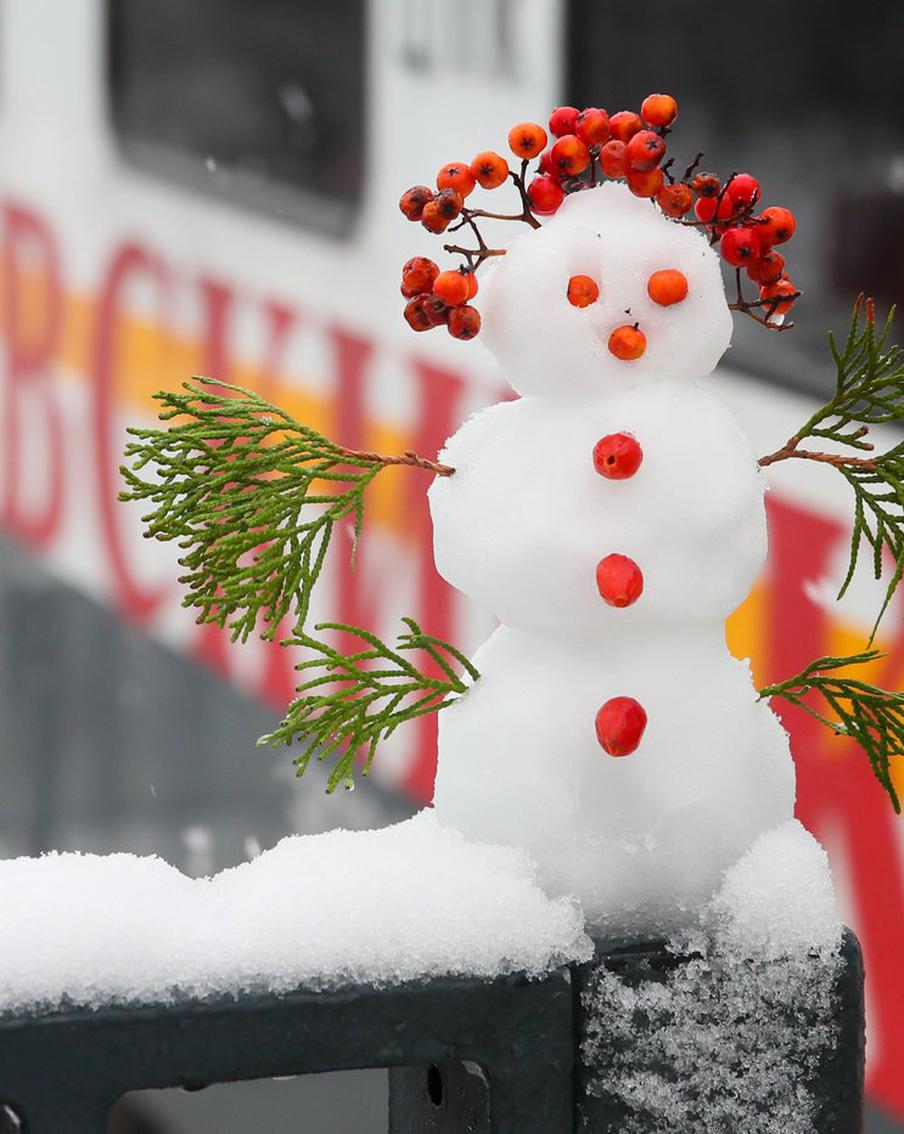 Москвичей просят быть внимательными и аккуратными на улице в непогоду