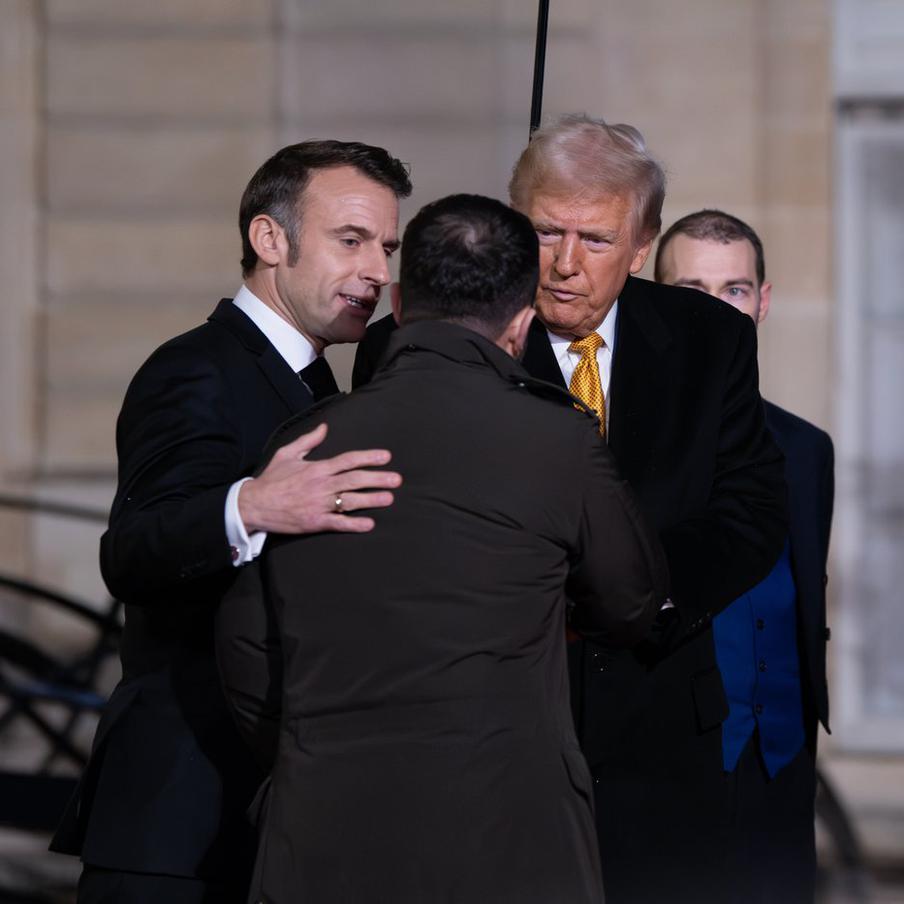 Встреча по вопросу мирного урегулирования на Украине в Париже отменена. Совместная встреча представителей ЕС, США и Украины, на которой планировалось обсудить завершение украинского конфликта, отменена. Она должна была пройти в Париже 13 декабря