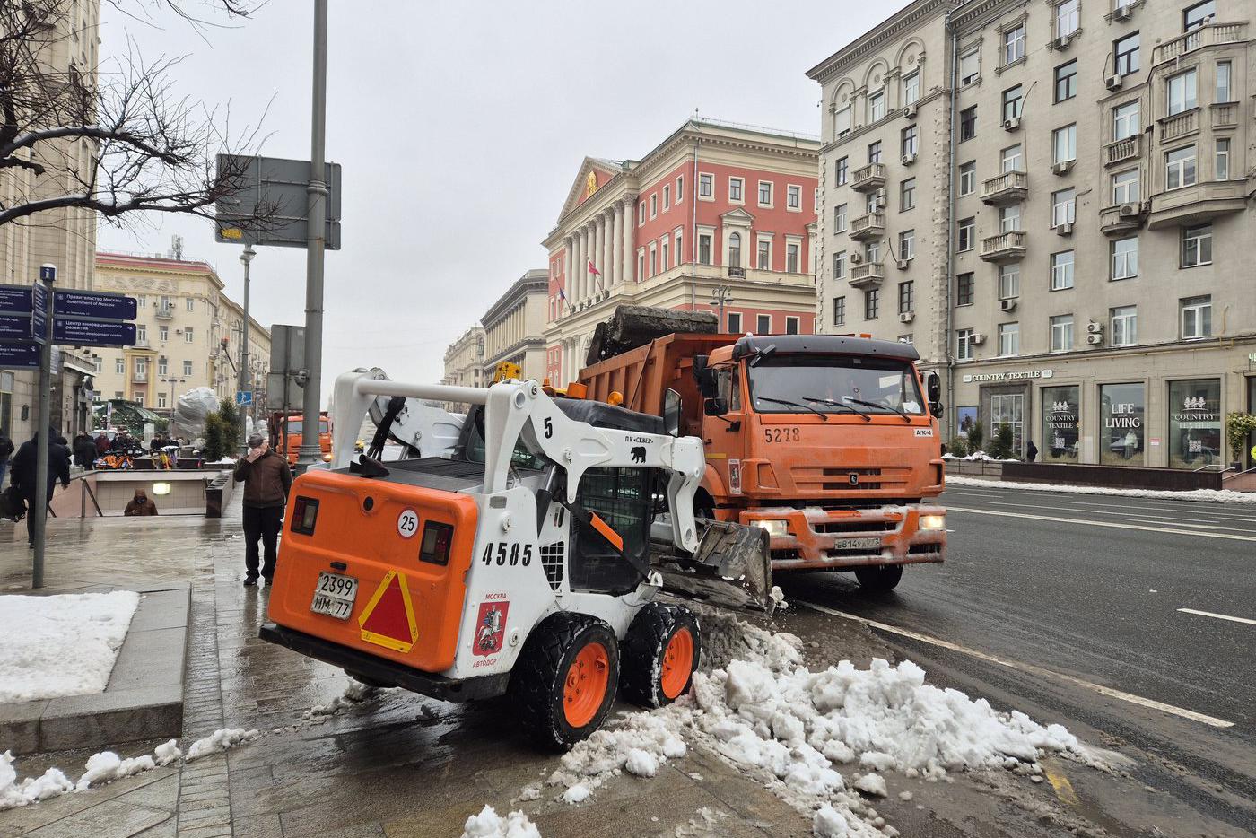 На тротуарах и дорогах столицы продолжается уборка свежевыпавшего снега